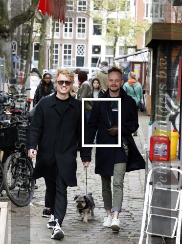 Amsterdam 15 april2023
Sebas v d Sangen  (partner Jeangu Macrooy) met een kennis op straat in het centrum van Amsterdam.