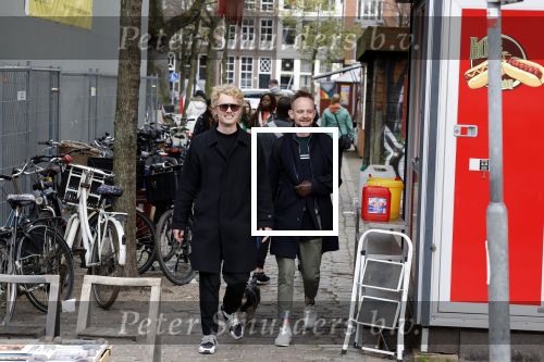Amsterdam 15 april2023
Sebas v d Sangen  (partner Jeangu Macrooy) met een kennis op straat in het centrum van Amsterdam.