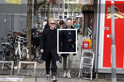 Amsterdam 15 april2023
Sebas v d Sangen  (partner Jeangu Macrooy) met een kennis op straat in het centrum van Amsterdam.