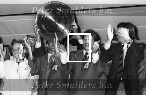 Eindhoven, 13 Mei 1989
PSV-Haarlem, eindstand 3-0
PSV voor de vierde maal achter elkaar Landskampioen
Seizoen 1988-1989
Selektie en publiek bij het Gemeentehuis
Stan Valckx-Jan Heintze-Jozef Chovanec