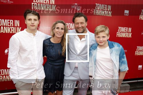 Amsterdam 24 april 2023
Premiere Zomer in Frankrijk in het ketelhuis met in de hoofdrollen oa Jasmine Sendar , Jan Kooijman , Fockeline Ouwerkerk Tjebbo Gerritsma en Marc de Cloe .
Tjebbo Gerritsma met partner en kinderen