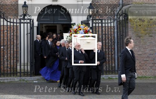 Amsterdam 15 april 2023
Herdenkingstdienst vooraf aan de begrafenis van Huub Oosterhuis in de Westertoren . Daarna gingen ze met de boot naar begraafplaats Zorgvlied.
Aanwezig oa Trijntje Oosterhuis met kinderen en partner Alvin Lewis , Tjeerd Oosterhuis en vrouw Edsilia Rombley met kinderen en moeder en de partner van Huub Oosterhuis