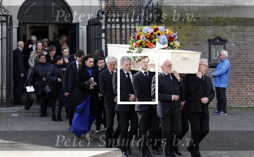 Amsterdam 15 april 2023
Herdenkingstdienst vooraf aan de begrafenis van Huub Oosterhuis in de Westertoren . Daarna gingen ze met de boot naar begraafplaats Zorgvlied.
Aanwezig oa Trijntje Oosterhuis met kinderen en partner Alvin Lewis , Tjeerd Oosterhuis en vrouw Edsilia Rombley met kinderen en moeder en de partner van Huub Oosterhuis