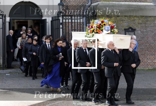Amsterdam 15 april 2023
Herdenkingstdienst vooraf aan de begrafenis van Huub Oosterhuis in de Westertoren . Daarna gingen ze met de boot naar begraafplaats Zorgvlied.
Aanwezig oa Trijntje Oosterhuis met kinderen en partner Alvin Lewis , Tjeerd Oosterhuis en vrouw Edsilia Rombley met kinderen en moeder en de partner van Huub Oosterhuis
