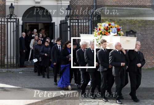 Amsterdam 15 april 2023
Herdenkingstdienst vooraf aan de begrafenis van Huub Oosterhuis in de Westertoren . Daarna gingen ze met de boot naar begraafplaats Zorgvlied.
Aanwezig oa Trijntje Oosterhuis met kinderen en partner Alvin Lewis , Tjeerd Oosterhuis en vrouw Edsilia Rombley met kinderen en moeder en de partner van Huub Oosterhuis