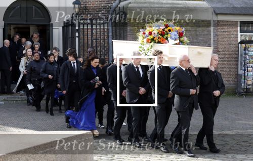 Amsterdam 15 april 2023
Herdenkingstdienst vooraf aan de begrafenis van Huub Oosterhuis in de Westertoren . Daarna gingen ze met de boot naar begraafplaats Zorgvlied.
Aanwezig oa Trijntje Oosterhuis met kinderen en partner Alvin Lewis , Tjeerd Oosterhuis en vrouw Edsilia Rombley met kinderen en moeder en de partner van Huub Oosterhuis