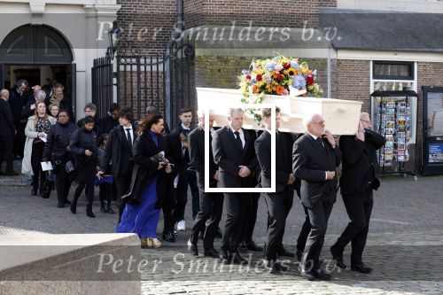 Amsterdam 15 april 2023
Herdenkingstdienst vooraf aan de begrafenis van Huub Oosterhuis in de Westertoren . Daarna gingen ze met de boot naar begraafplaats Zorgvlied.
Aanwezig oa Trijntje Oosterhuis met kinderen en partner Alvin Lewis , Tjeerd Oosterhuis en vrouw Edsilia Rombley met kinderen en moeder en de partner van Huub Oosterhuis