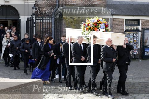 Amsterdam 15 april 2023
Herdenkingstdienst vooraf aan de begrafenis van Huub Oosterhuis in de Westertoren . Daarna gingen ze met de boot naar begraafplaats Zorgvlied.
Aanwezig oa Trijntje Oosterhuis met kinderen en partner Alvin Lewis , Tjeerd Oosterhuis en vrouw Edsilia Rombley met kinderen en moeder en de partner van Huub Oosterhuis