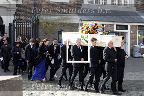 Amsterdam 15 april 2023
Herdenkingstdienst vooraf aan de begrafenis van Huub Oosterhuis in de Westertoren . Daarna gingen ze met de boot naar begraafplaats Zorgvlied.
Aanwezig oa Trijntje Oosterhuis met kinderen en partner Alvin Lewis , Tjeerd Oosterhuis en vrouw Edsilia Rombley met kinderen en moeder en de partner van Huub Oosterhuis
