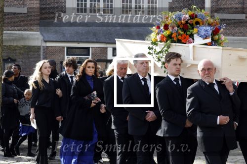 Amsterdam 15 april 2023
Herdenkingstdienst vooraf aan de begrafenis van Huub Oosterhuis in de Westertoren . Daarna gingen ze met de boot naar begraafplaats Zorgvlied.
Aanwezig oa Trijntje Oosterhuis met kinderen en partner Alvin Lewis , Tjeerd Oosterhuis en vrouw Edsilia Rombley met kinderen en moeder en de partner van Huub Oosterhuis