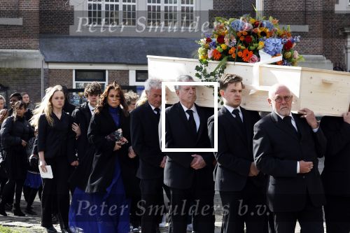 Amsterdam 15 april 2023
Herdenkingstdienst vooraf aan de begrafenis van Huub Oosterhuis in de Westertoren . Daarna gingen ze met de boot naar begraafplaats Zorgvlied.
Aanwezig oa Trijntje Oosterhuis met kinderen en partner Alvin Lewis , Tjeerd Oosterhuis en vrouw Edsilia Rombley met kinderen en moeder en de partner van Huub Oosterhuis