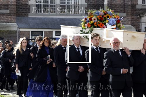 Amsterdam 15 april 2023
Herdenkingstdienst vooraf aan de begrafenis van Huub Oosterhuis in de Westertoren . Daarna gingen ze met de boot naar begraafplaats Zorgvlied.
Aanwezig oa Trijntje Oosterhuis met kinderen en partner Alvin Lewis , Tjeerd Oosterhuis en vrouw Edsilia Rombley met kinderen en moeder en de partner van Huub Oosterhuis