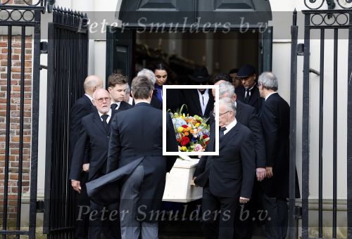 Amsterdam 15 april 2023
Herdenkingstdienst vooraf aan de begrafenis van Huub Oosterhuis in de Westertoren . Daarna gingen ze met de boot naar begraafplaats Zorgvlied.
Aanwezig oa Trijntje Oosterhuis met kinderen en partner Alvin Lewis , Tjeerd Oosterhuis en vrouw Edsilia Rombley met kinderen en moeder en de partner van Huub Oosterhuis