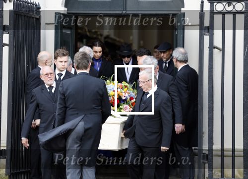Amsterdam 15 april 2023
Herdenkingstdienst vooraf aan de begrafenis van Huub Oosterhuis in de Westertoren . Daarna gingen ze met de boot naar begraafplaats Zorgvlied.
Aanwezig oa Trijntje Oosterhuis met kinderen en partner Alvin Lewis , Tjeerd Oosterhuis en vrouw Edsilia Rombley met kinderen en moeder en de partner van Huub Oosterhuis
