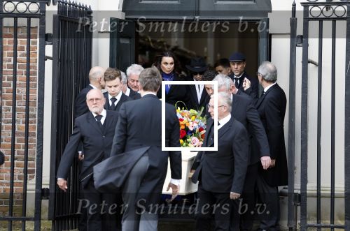 Amsterdam 15 april 2023
Herdenkingstdienst vooraf aan de begrafenis van Huub Oosterhuis in de Westertoren . Daarna gingen ze met de boot naar begraafplaats Zorgvlied.
Aanwezig oa Trijntje Oosterhuis met kinderen en partner Alvin Lewis , Tjeerd Oosterhuis en vrouw Edsilia Rombley met kinderen en moeder en de partner van Huub Oosterhuis