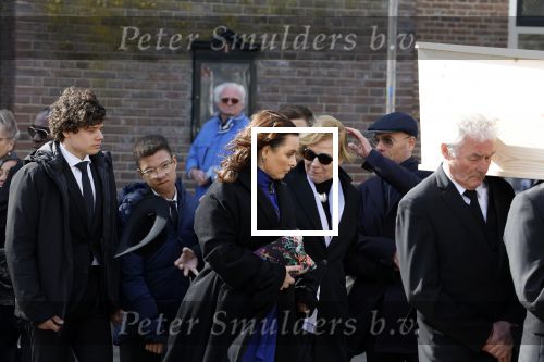 Amsterdam 15 april 2023
Herdenkingstdienst vooraf aan de begrafenis van Huub Oosterhuis in de Westertoren . Daarna gingen ze met de boot naar begraafplaats Zorgvlied.
Aanwezig oa Trijntje Oosterhuis met kinderen en partner Alvin Lewis , Tjeerd Oosterhuis en vrouw Edsilia Rombley met kinderen en moeder en de partner van Huub Oosterhuis