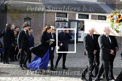 Amsterdam 15 april 2023
Herdenkingstdienst vooraf aan de begrafenis van Huub Oosterhuis in de Westertoren . Daarna gingen ze met de boot naar begraafplaats Zorgvlied.
Aanwezig oa Trijntje Oosterhuis met kinderen en partner Alvin Lewis , Tjeerd Oosterhuis en vrouw Edsilia Rombley met kinderen en moeder en de partner van Huub Oosterhuis