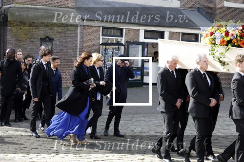 Amsterdam 15 april 2023
Herdenkingstdienst vooraf aan de begrafenis van Huub Oosterhuis in de Westertoren . Daarna gingen ze met de boot naar begraafplaats Zorgvlied.
Aanwezig oa Trijntje Oosterhuis met kinderen en partner Alvin Lewis , Tjeerd Oosterhuis en vrouw Edsilia Rombley met kinderen en moeder en de partner van Huub Oosterhuis