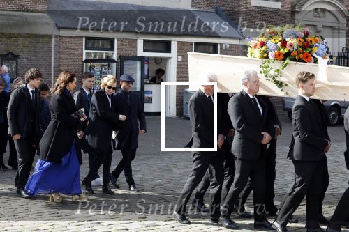Amsterdam 15 april 2023
Herdenkingstdienst vooraf aan de begrafenis van Huub Oosterhuis in de Westertoren . Daarna gingen ze met de boot naar begraafplaats Zorgvlied.
Aanwezig oa Trijntje Oosterhuis met kinderen en partner Alvin Lewis , Tjeerd Oosterhuis en vrouw Edsilia Rombley met kinderen en moeder en de partner van Huub Oosterhuis