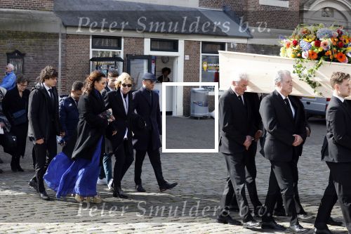 Amsterdam 15 april 2023
Herdenkingstdienst vooraf aan de begrafenis van Huub Oosterhuis in de Westertoren . Daarna gingen ze met de boot naar begraafplaats Zorgvlied.
Aanwezig oa Trijntje Oosterhuis met kinderen en partner Alvin Lewis , Tjeerd Oosterhuis en vrouw Edsilia Rombley met kinderen en moeder en de partner van Huub Oosterhuis