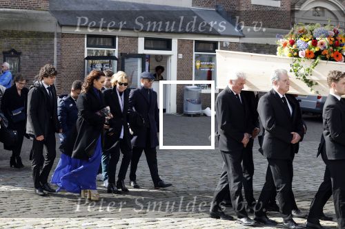 Amsterdam 15 april 2023
Herdenkingstdienst vooraf aan de begrafenis van Huub Oosterhuis in de Westertoren . Daarna gingen ze met de boot naar begraafplaats Zorgvlied.
Aanwezig oa Trijntje Oosterhuis met kinderen en partner Alvin Lewis , Tjeerd Oosterhuis en vrouw Edsilia Rombley met kinderen en moeder en de partner van Huub Oosterhuis