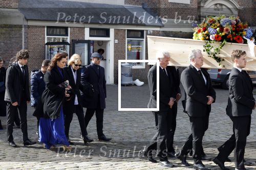 Amsterdam 15 april 2023
Herdenkingstdienst vooraf aan de begrafenis van Huub Oosterhuis in de Westertoren . Daarna gingen ze met de boot naar begraafplaats Zorgvlied.
Aanwezig oa Trijntje Oosterhuis met kinderen en partner Alvin Lewis , Tjeerd Oosterhuis en vrouw Edsilia Rombley met kinderen en moeder en de partner van Huub Oosterhuis