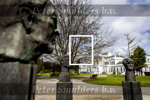 Baar Soestdijk 4 april 2024
Prinses Beatrix onthult het bronzen standbeeld â€˜Het Koninklijk Gezinâ€™ in het park van Paleis Soestdijk. Het groepsportret is in 1996 gemaakt door beeldhouwer Arthur Spronken en bestaat uit de portretten van prinses Beatrix, prins Claus en hun drie zonen.