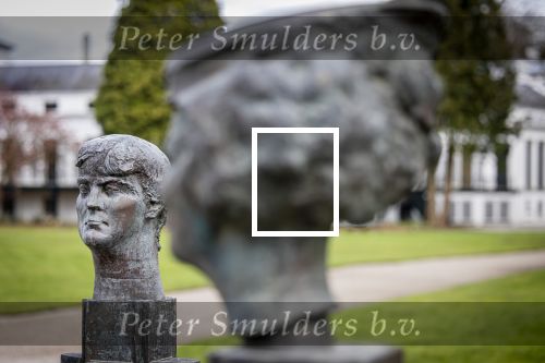 Baar Soestdijk 4 april 2024
Prinses Beatrix onthult het bronzen standbeeld â€˜Het Koninklijk Gezinâ€™ in het park van Paleis Soestdijk. Het groepsportret is in 1996 gemaakt door beeldhouwer Arthur Spronken en bestaat uit de portretten van prinses Beatrix, prins Claus en hun drie zonen.
