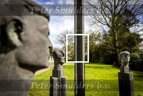 Baar Soestdijk 4 april 2024
Prinses Beatrix onthult het bronzen standbeeld â€˜Het Koninklijk Gezinâ€™ in het park van Paleis Soestdijk. Het groepsportret is in 1996 gemaakt door beeldhouwer Arthur Spronken en bestaat uit de portretten van prinses Beatrix, prins Claus en hun drie zonen.