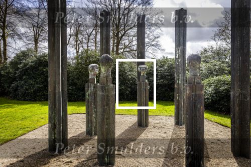 Baar Soestdijk 4 april 2024
Prinses Beatrix onthult het bronzen standbeeld â€˜Het Koninklijk Gezinâ€™ in het park van Paleis Soestdijk. Het groepsportret is in 1996 gemaakt door beeldhouwer Arthur Spronken en bestaat uit de portretten van prinses Beatrix, prins Claus en hun drie zonen.