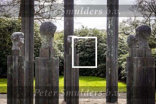 Baar Soestdijk 4 april 2024
Prinses Beatrix onthult het bronzen standbeeld â€˜Het Koninklijk Gezinâ€™ in het park van Paleis Soestdijk. Het groepsportret is in 1996 gemaakt door beeldhouwer Arthur Spronken en bestaat uit de portretten van prinses Beatrix, prins Claus en hun drie zonen.