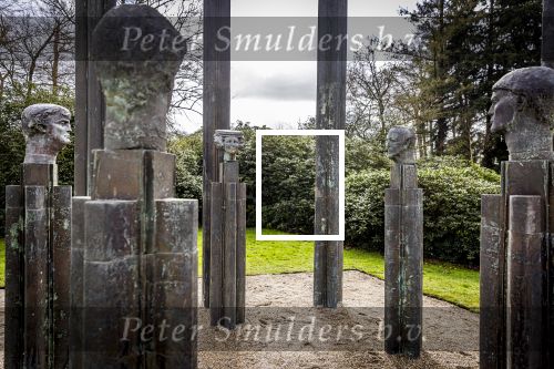 Baar Soestdijk 4 april 2024
Prinses Beatrix onthult het bronzen standbeeld â€˜Het Koninklijk Gezinâ€™ in het park van Paleis Soestdijk. Het groepsportret is in 1996 gemaakt door beeldhouwer Arthur Spronken en bestaat uit de portretten van prinses Beatrix, prins Claus en hun drie zonen.
