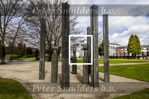 Baar Soestdijk 4 april 2024
Prinses Beatrix onthult het bronzen standbeeld â€˜Het Koninklijk Gezinâ€™ in het park van Paleis Soestdijk. Het groepsportret is in 1996 gemaakt door beeldhouwer Arthur Spronken en bestaat uit de portretten van prinses Beatrix, prins Claus en hun drie zonen.