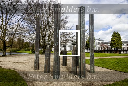 Baar Soestdijk 4 april 2024
Prinses Beatrix onthult het bronzen standbeeld â€˜Het Koninklijk Gezinâ€™ in het park van Paleis Soestdijk. Het groepsportret is in 1996 gemaakt door beeldhouwer Arthur Spronken en bestaat uit de portretten van prinses Beatrix, prins Claus en hun drie zonen.