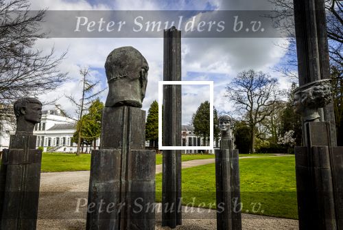 Baar Soestdijk 4 april 2024
Prinses Beatrix onthult het bronzen standbeeld â€˜Het Koninklijk Gezinâ€™ in het park van Paleis Soestdijk. Het groepsportret is in 1996 gemaakt door beeldhouwer Arthur Spronken en bestaat uit de portretten van prinses Beatrix, prins Claus en hun drie zonen.
