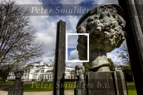 Baar Soestdijk 4 april 2024
Prinses Beatrix onthult het bronzen standbeeld â€˜Het Koninklijk Gezinâ€™ in het park van Paleis Soestdijk. Het groepsportret is in 1996 gemaakt door beeldhouwer Arthur Spronken en bestaat uit de portretten van prinses Beatrix, prins Claus en hun drie zonen.