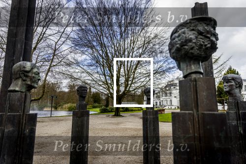 Baar Soestdijk 4 april 2024
Prinses Beatrix onthult het bronzen standbeeld â€˜Het Koninklijk Gezinâ€™ in het park van Paleis Soestdijk. Het groepsportret is in 1996 gemaakt door beeldhouwer Arthur Spronken en bestaat uit de portretten van prinses Beatrix, prins Claus en hun drie zonen.