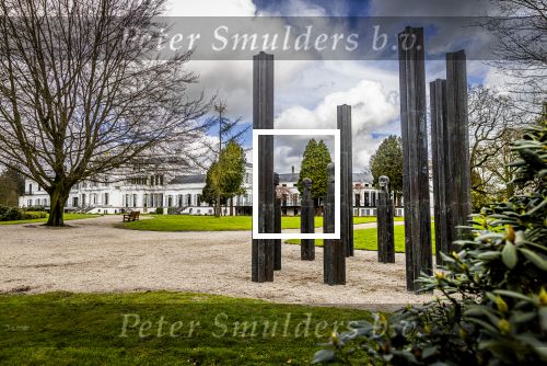 Baar Soestdijk 4 april 2024
Prinses Beatrix onthult het bronzen standbeeld â€˜Het Koninklijk Gezinâ€™ in het park van Paleis Soestdijk. Het groepsportret is in 1996 gemaakt door beeldhouwer Arthur Spronken en bestaat uit de portretten van prinses Beatrix, prins Claus en hun drie zonen.