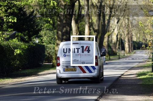 Huizen 6 april 2024
In de wijk waar het huis van Linda de Mol staat rijdt continue een wagn van beveiligingsbedrijf rond.