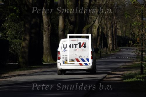 Huizen 6 april 2024
In de wijk waar het huis van Linda de Mol staat rijdt continue een wagn van beveiligingsbedrijf rond.