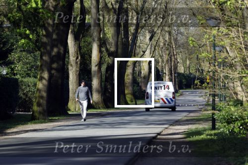 Huizen 6 april 2024
In de wijk waar het huis van Linda de Mol staat rijdt continue een wagn van beveiligingsbedrijf rond.