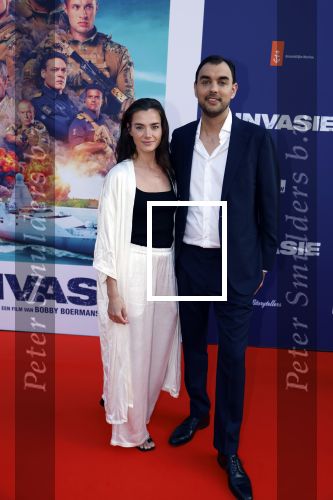 Amsterdam 8 april 2024
Premiere Invasie in Pathe Arena met oa 
Bobby Boermans is de regisseur. Bobby Boermans met moeder