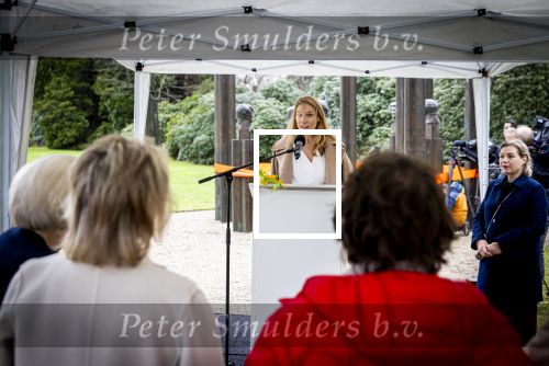 Baar Soestdijk 4 april 2024
Prinses Beatrix onthult het bronzen standbeeld â€˜Het Koninklijk Gezinâ€™ in het park van Paleis Soestdijk. Het groepsportret is in 1996 gemaakt door beeldhouwer Arthur Spronken en bestaat uit de portretten van prinses Beatrix, prins Claus en hun drie zonen. Brigitta Bloksma