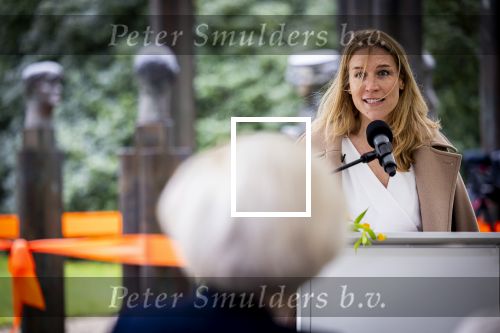 Baar Soestdijk 4 april 2024
Prinses Beatrix onthult het bronzen standbeeld â€˜Het Koninklijk Gezinâ€™ in het park van Paleis Soestdijk. Het groepsportret is in 1996 gemaakt door beeldhouwer Arthur Spronken en bestaat uit de portretten van prinses Beatrix, prins Claus en hun drie zonen. Brigitta Bloksma