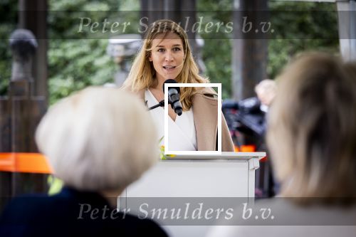 Baar Soestdijk 4 april 2024
Prinses Beatrix onthult het bronzen standbeeld â€˜Het Koninklijk Gezinâ€™ in het park van Paleis Soestdijk. Het groepsportret is in 1996 gemaakt door beeldhouwer Arthur Spronken en bestaat uit de portretten van prinses Beatrix, prins Claus en hun drie zonen. Brigitta Bloksma