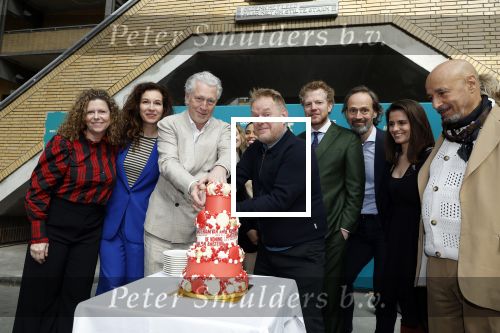 Amsterdam 12 april 2024
Castpresentatie musical De Koning van Amsterdam in de Centrale Markthal, de cast waar onder Margot Ros, Anne Lamsvelt, Hajo Bruins, Martijn Fischer, Sabri Saad el Hamus, Rosa Da Silva, Pepijn Schoneveld, Julia Herfst.