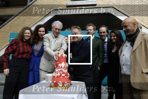 Amsterdam 12 april 2024
Castpresentatie musical De Koning van Amsterdam in de Centrale Markthal, de cast waar onder Margot Ros, Anne Lamsvelt, Hajo Bruins, Martijn Fischer, Sabri Saad el Hamus, Rosa Da Silva, Pepijn Schoneveld, Julia Herfst.