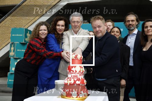 Amsterdam 12 april 2024
Castpresentatie musical De Koning van Amsterdam in de Centrale Markthal, de cast waar onder Margot Ros, Anne Lamsvelt, Hajo Bruins, Martijn Fischer, Sabri Saad el Hamus, Rosa Da Silva, Pepijn Schoneveld, Julia Herfst.