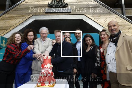 Amsterdam 12 april 2024
Castpresentatie musical De Koning van Amsterdam in de Centrale Markthal, de cast waar onder Margot Ros, Anne Lamsvelt, Hajo Bruins, Martijn Fischer, Sabri Saad el Hamus, Rosa Da Silva, Pepijn Schoneveld, Julia Herfst.