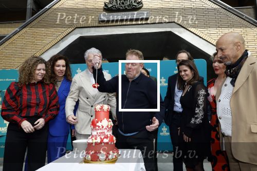 Amsterdam 12 april 2024
Castpresentatie musical De Koning van Amsterdam in de Centrale Markthal, de cast waar onder Margot Ros, Anne Lamsvelt, Hajo Bruins, Martijn Fischer, Sabri Saad el Hamus, Rosa Da Silva, Pepijn Schoneveld, Julia Herfst.
